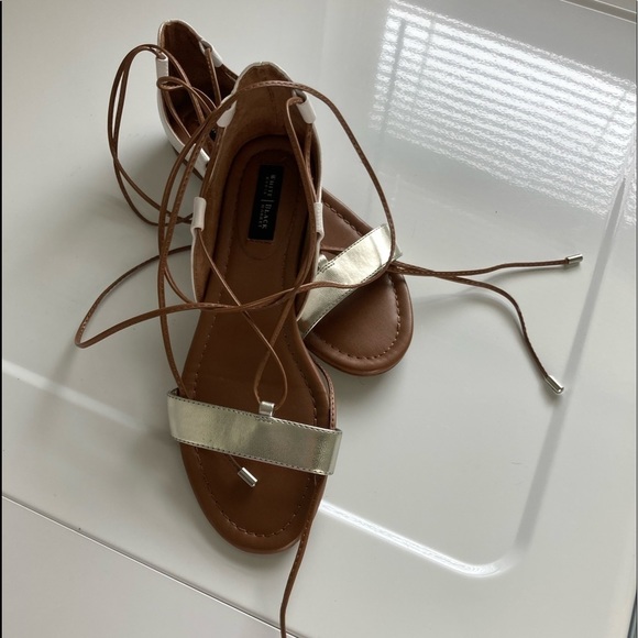 Sandal Flats Gladiator Size 6 Ankle Tie Flats White & Silver Preloved Gently - Picture 8 of 10